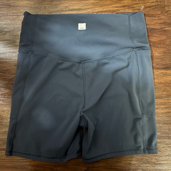 Vuori Women's Bike Shorts - Picture 2 of 3